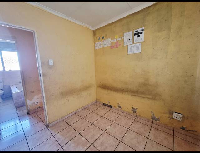 2 BEDROOM HOUSE FOR SALE IN NGWELEZANA